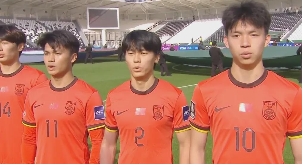 西亚裁判坑惨中国男足，被踩踏遭无视+连续给黄牌，真的太黑了